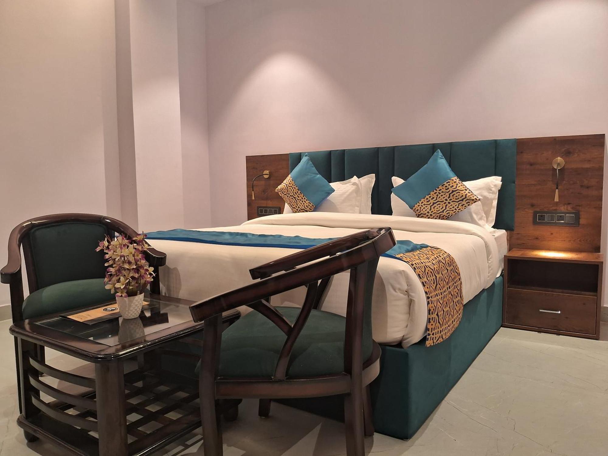 Emerald Suites Greater Noida Room photo